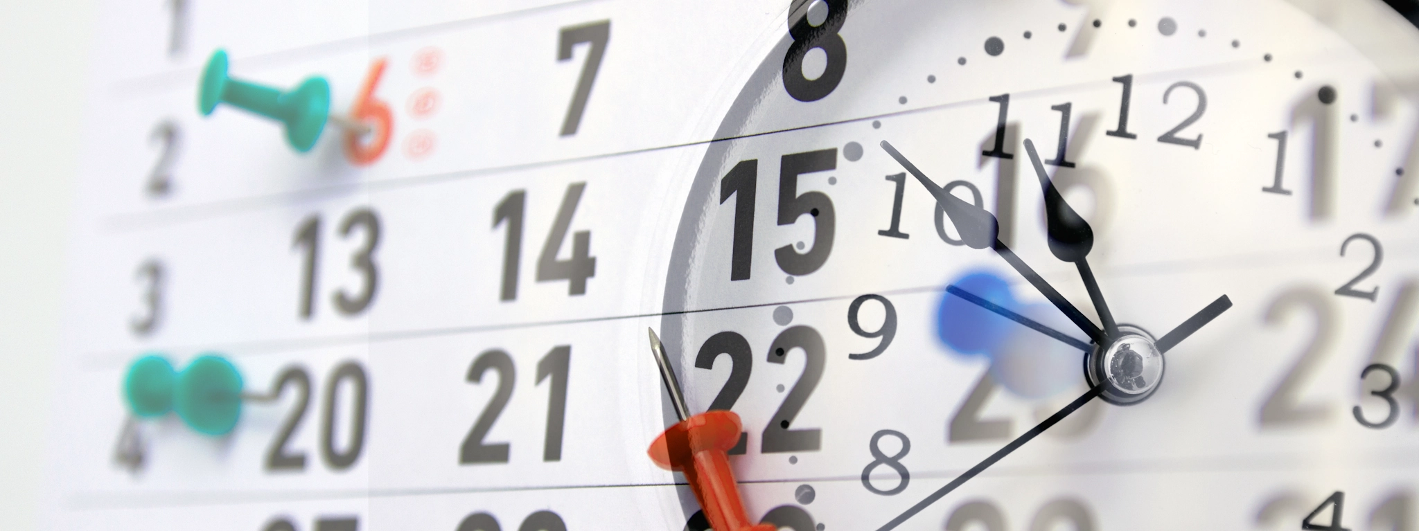 Zeitmanagementkonzept: Uhr und Kalender mit markierten Daten.